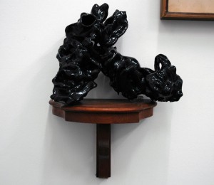 “Buge“, Keramik glasiert, Holzsockel, 2011