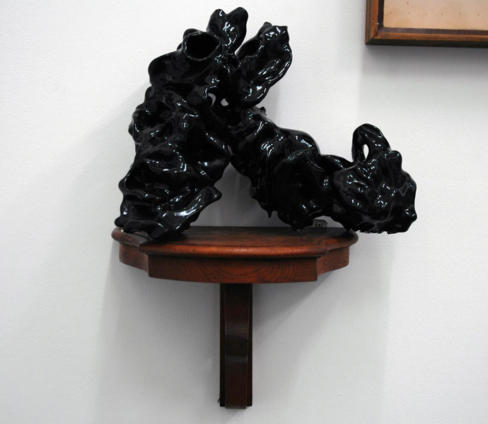 “Buge“, Keramik glasiert, Holzsockel, 2011