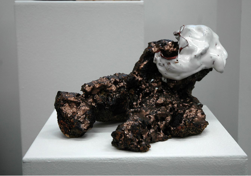 „Figur mit Maske“, Keramik glasiert, 2013,