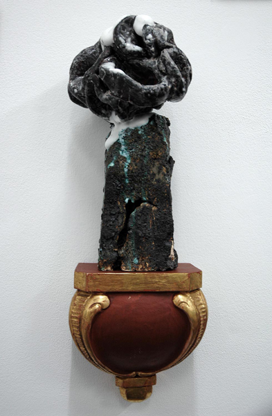 “Kleine Hirnsaeule“, Keramik glasiert, Holzsockel, 2010