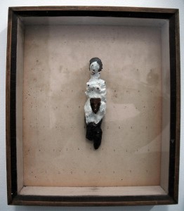 „Mottenfrau“, Wachs, Öl, Motte, Holzkasten 2009, 30cm x 35cm