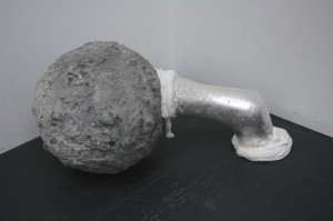 „Saugkugel“, Fußball, Beton, Blattsilber, 2013