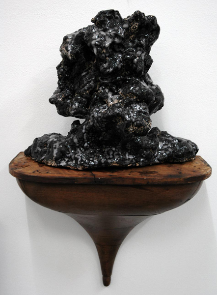 „Schweißkopf“, Keramik glasiert, Holzsockel, 2011