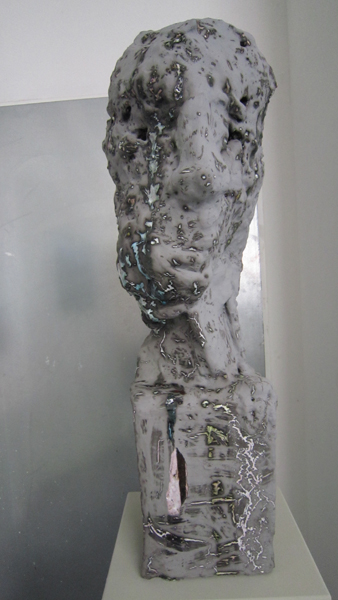 Tristan, 2015, Keramik glasiert, engobiert, 18 cm x 22 cm x 81 cm