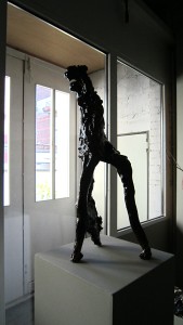 Dreibeiner, 2015, Keramik, glasiert, 27 cm x 27 cm x 73 cm