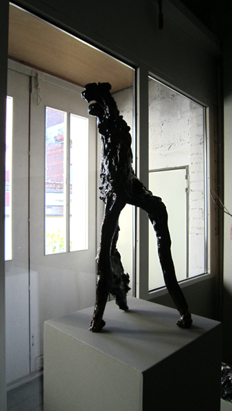 Dreibeiner, 2015, Keramik, glasiert, 27 cm x 27 cm x 73 cm