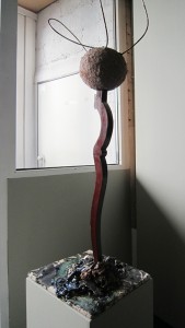 Ottilie, 2015, Keramik, glasiert, Zinn, Mahagoniholz, Pappmaché, Styropor, Eisendraht, Oxyde, 30 cm x 30 cm x 106 cm