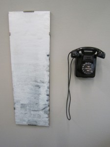 Alda Caputo Call me back, Nanda!, 2015, Spiegel, Buttermilch, Bakelittelefon, mp3- player mit Stimme von Fernanda 'Nanda' Pivano (1917-2009)