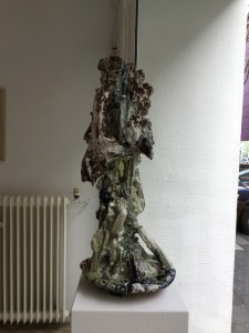 Bernd Hoffmann, Tellerkonstruktion 4, 2015, Keramik glasiert, 30cm x 70cm