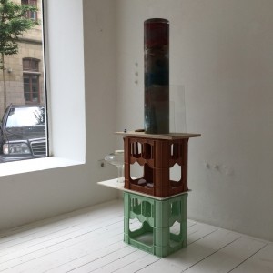 Susanne Themlitz, A4, A5 vertikal / A4, A4 horizontal (Stilleben), 2016, Ölfarbe unter Glas, Glas, Holz, Graphit auf Papier, Getränkekästen, Kristallkaraffe, Millimeterpapier, Ton, Steine, Offsetdruck, Glasmosaik, Fliese