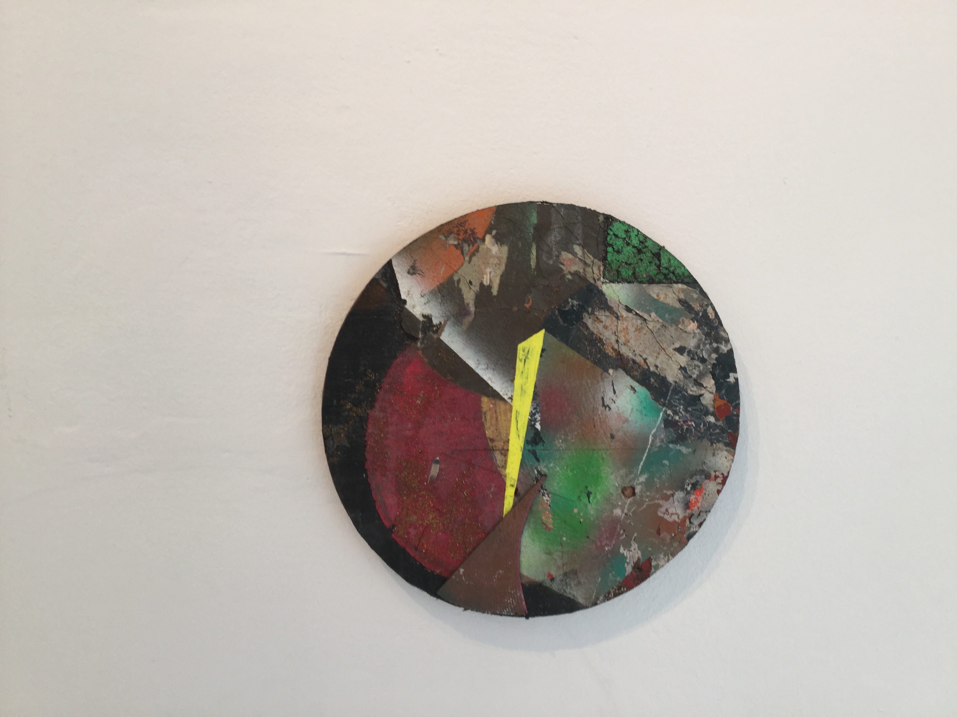 Verschwiegen, 2017, Lack, Bitumen, Öl auf Holz, Ø 30cm