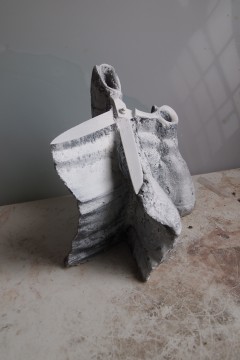 Oliver Czarnetta, Schnitt, 2017, Schere, Beton, 28 cm