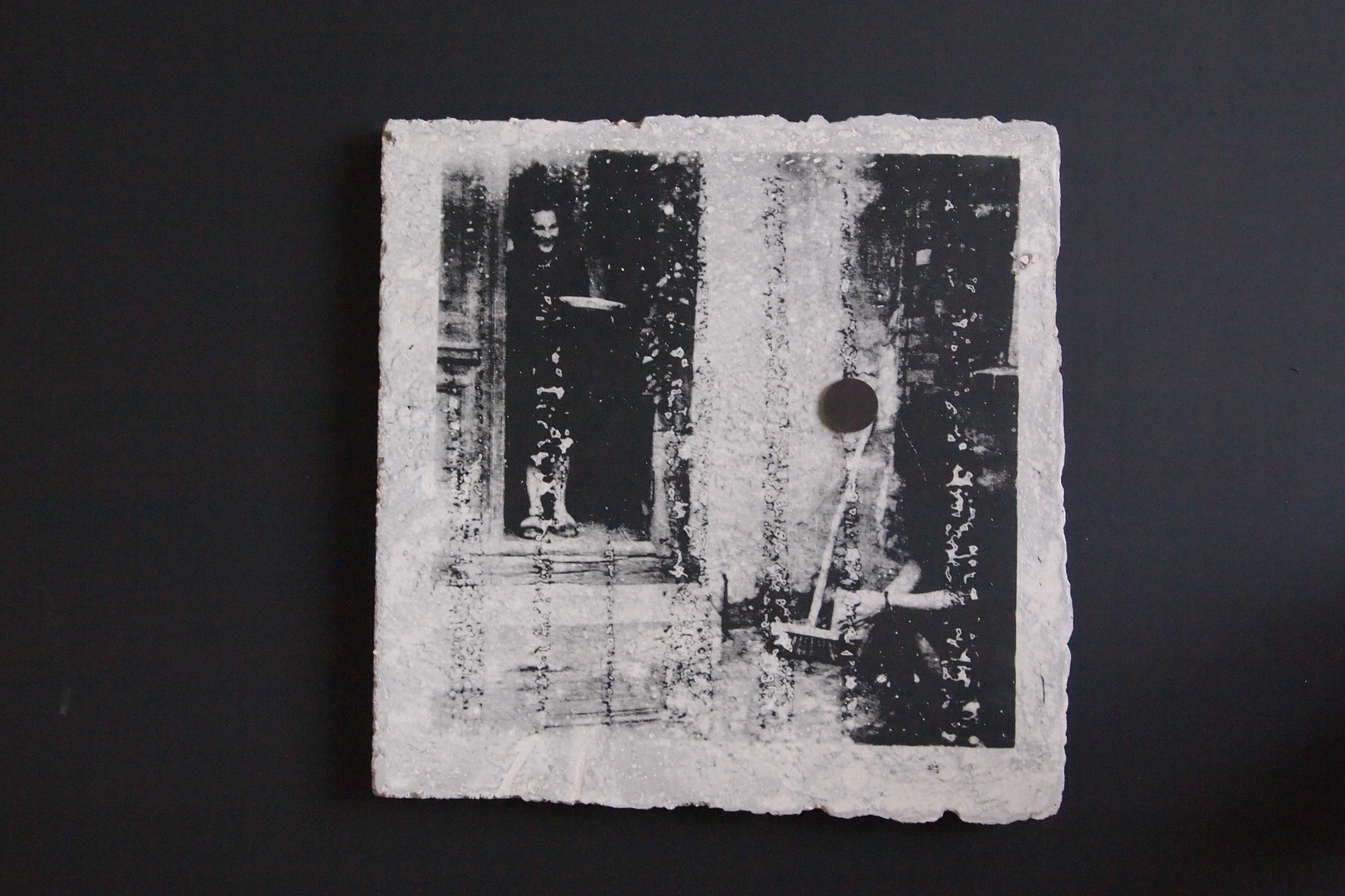 Egographie 1 (1/3), 2016, Siebdruck auf Beton, 42x42 cm