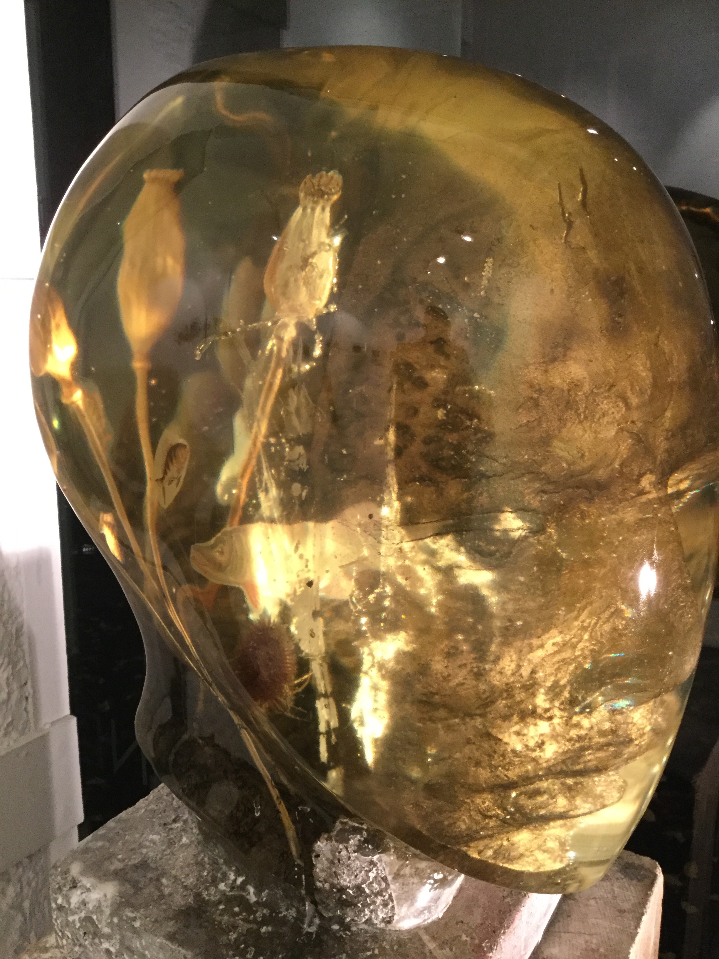 Lethe III (Detailansicht), 2016, Harz, Beton, Ø 65cm